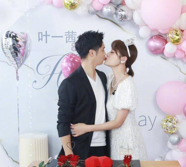 为不打扰舍友休息，郑州一男生寝室阳台挑灯夜读备考，大学舍友该如何相处？游戏画面